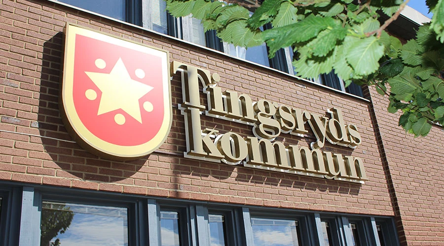 Bild på tingsryds kommuns fasad med loggan.
