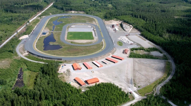 Flygfoto över travbanan i Tingsryd. Banan är omgiven av tät skog.