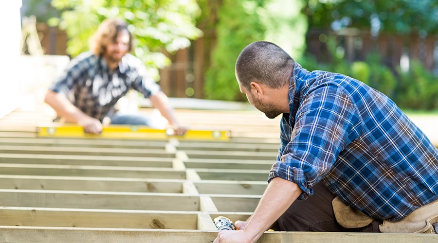 Snickare bygger trall