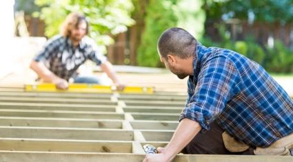 Snickare bygger trall