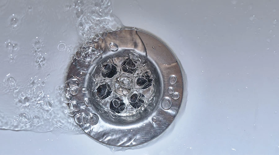 Vatten rinner ner i en vask