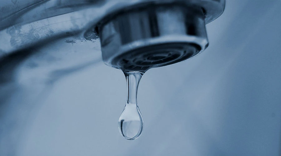 Närbild på vattendroppe från kran