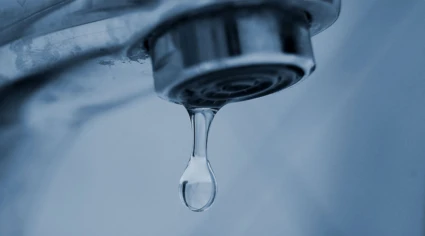 Närbild på vattendroppe från kran