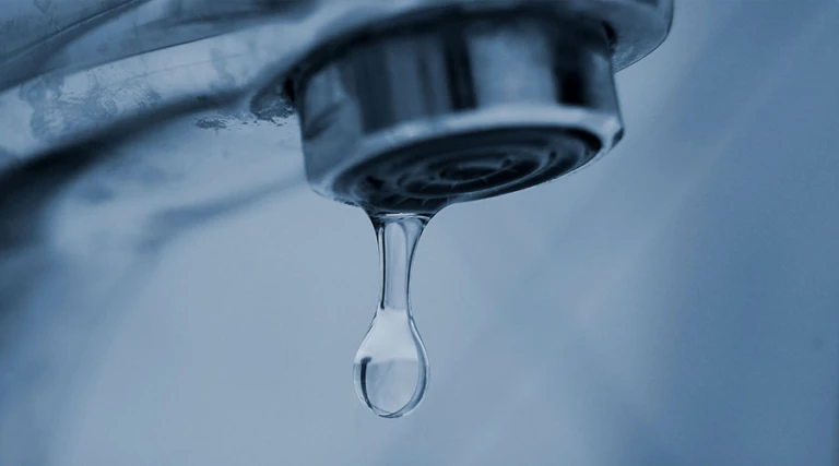 Närbild på vattendroppe från kran