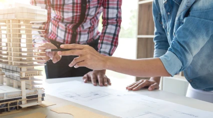 Personer planerar ett byggprojekt på kontoret