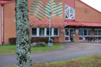 Bild på en skolbyggnad med rött tegel.
