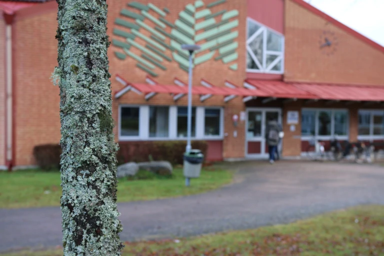 Bild på en skolbyggnad med rött tegel.