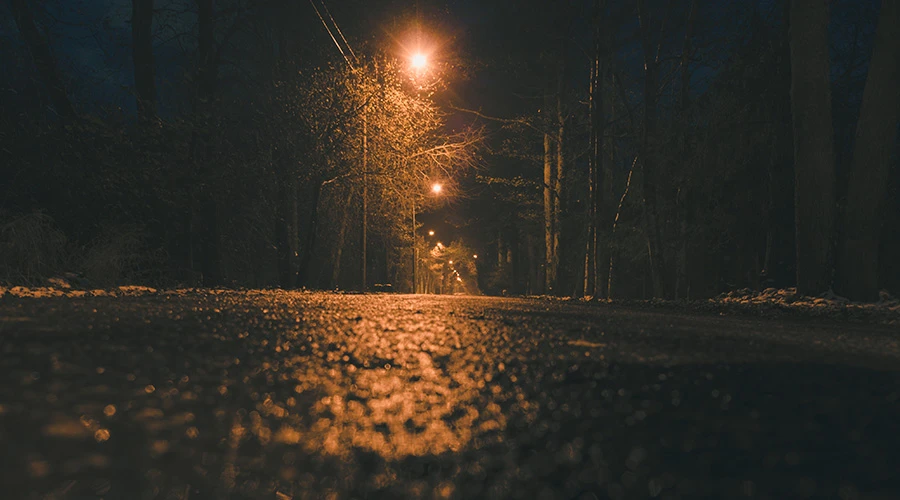 Gatulampor lyser upp en väg i natten