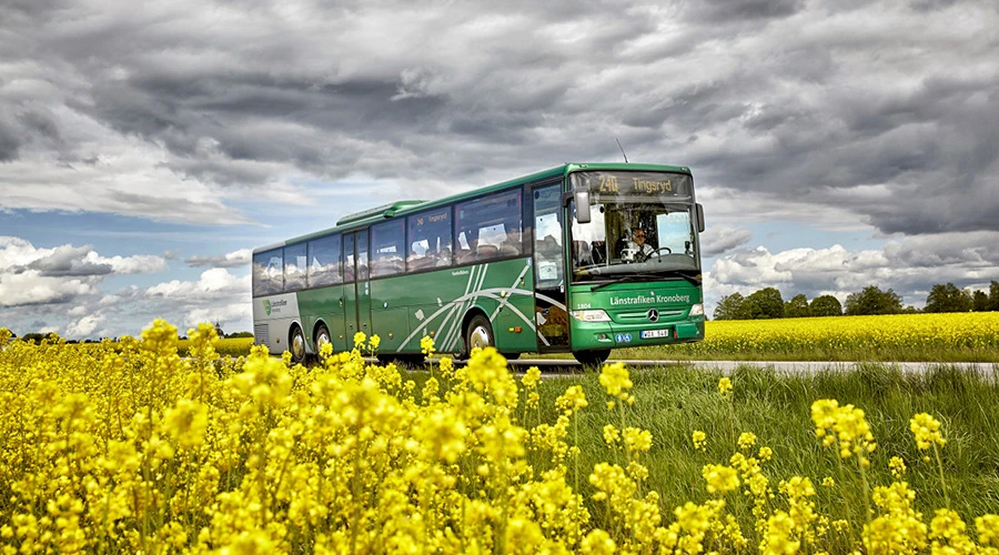 Bild på en buss som kör på en väg