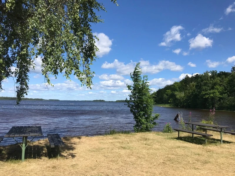 Bänkar att sitta vid i anslutning till badplatsen