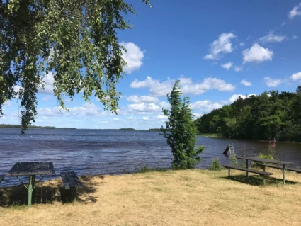 Bänkar att sitta vid i anslutning till badplatsen