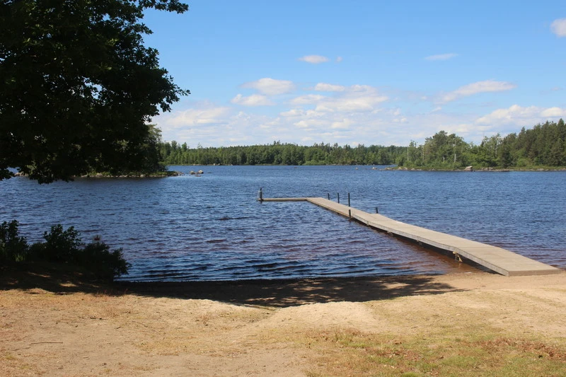 Badplatsen Näset, sandstrand och brygga.