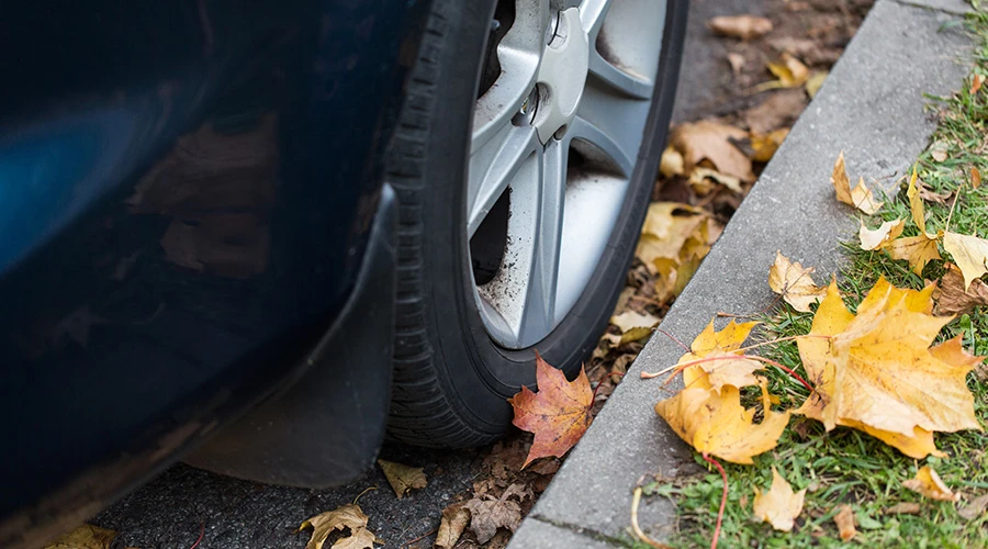 Bildäck vid en trottoar