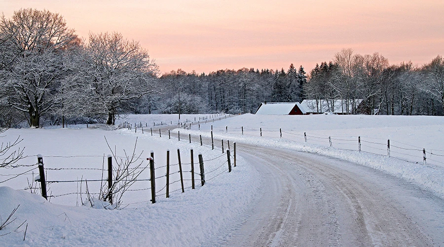 Bild på väg i vinterlandsskap