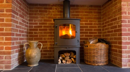 En eld brinner i en braskamin