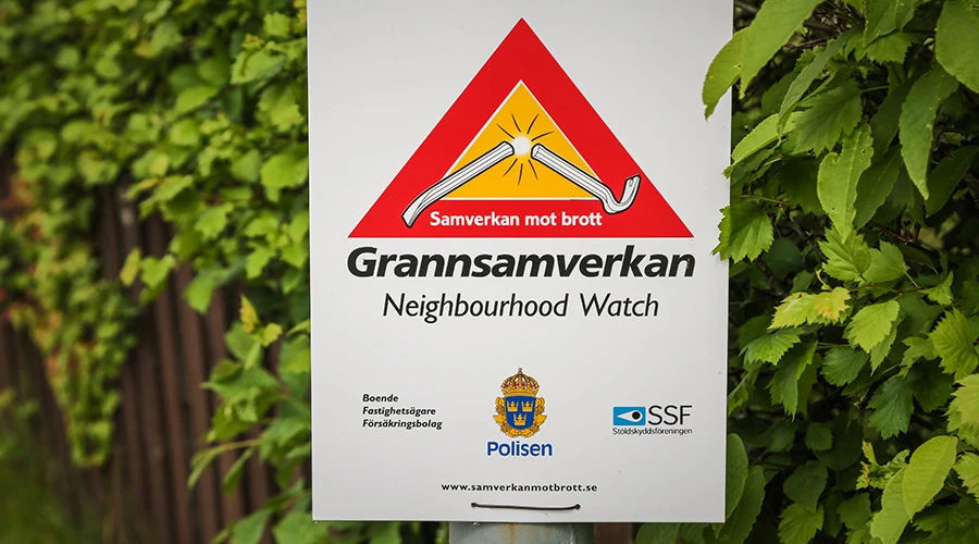 Skylt på stolpe om grannsamverkan