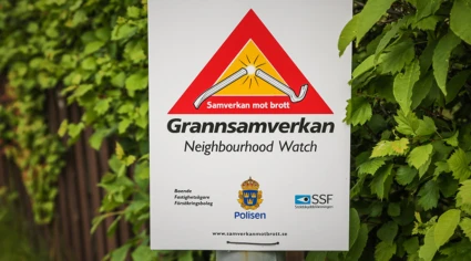 Skylt på stolpe om grannsamverkan