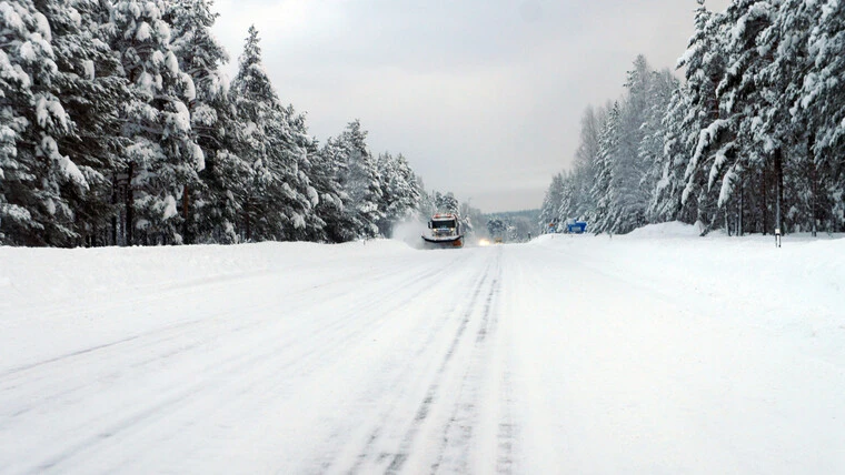 Plogbil på stor snöig väg