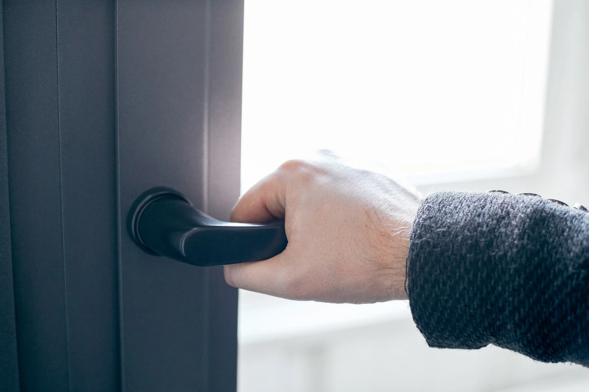 hand öppnar en dörr