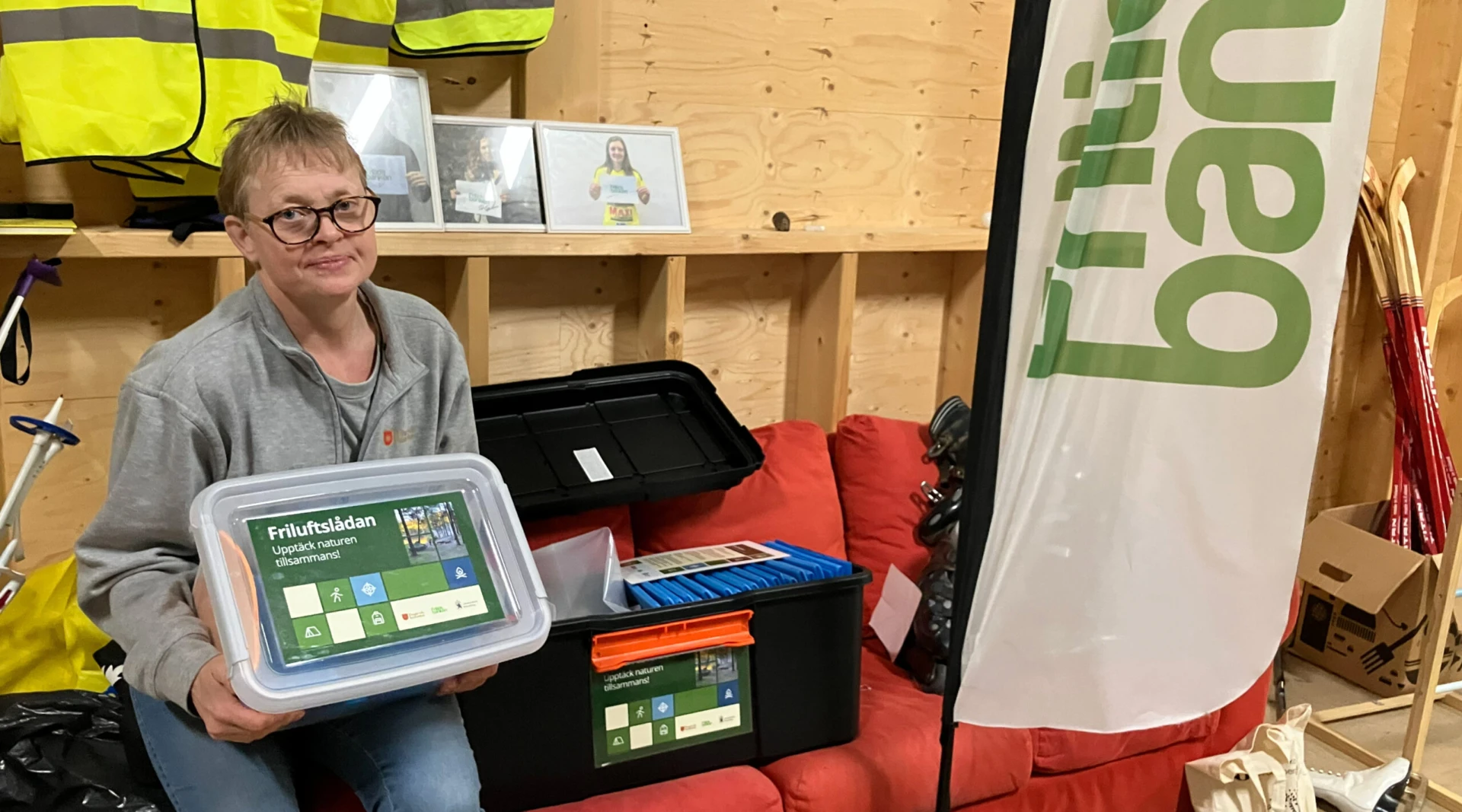 Åsa på fritidsbanken håller i friluftslådan.
