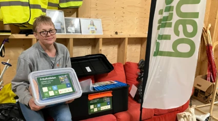 Åsa på fritidsbanken håller i friluftslådan.