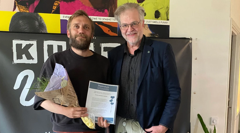 Tomas Hulenvik från Kulturverkstans lärarkår tillsammans med stipendieutdelare Mikael Andersson.
