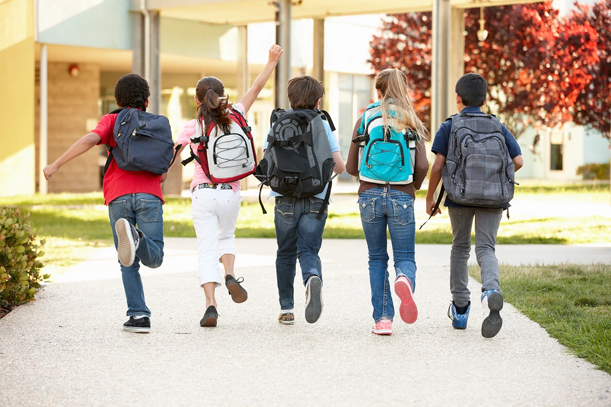 Bild på barn bakifrån påväg till skolan
