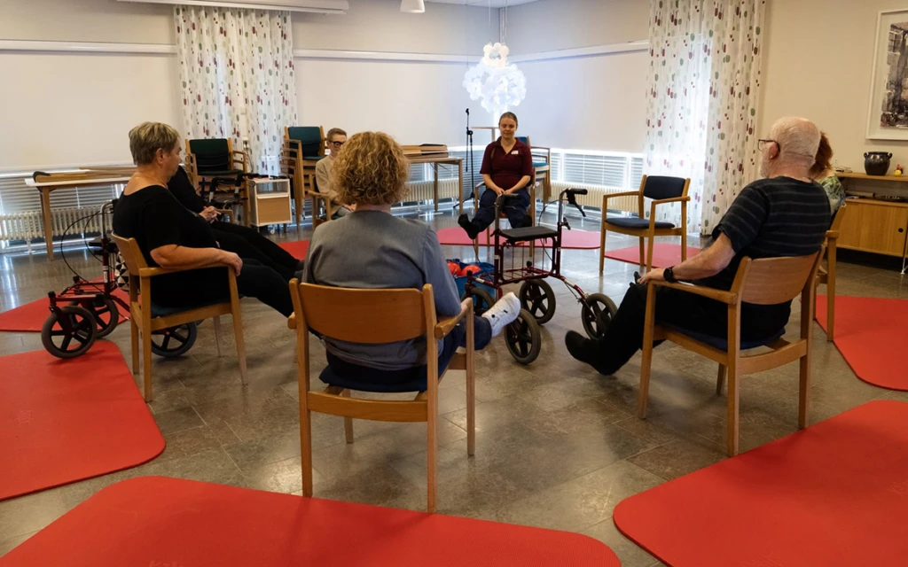 seniorer i grupp har gympa