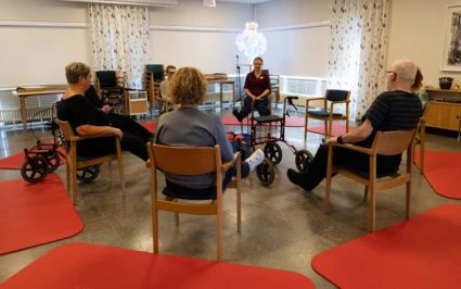 seniorer i grupp har gympa
