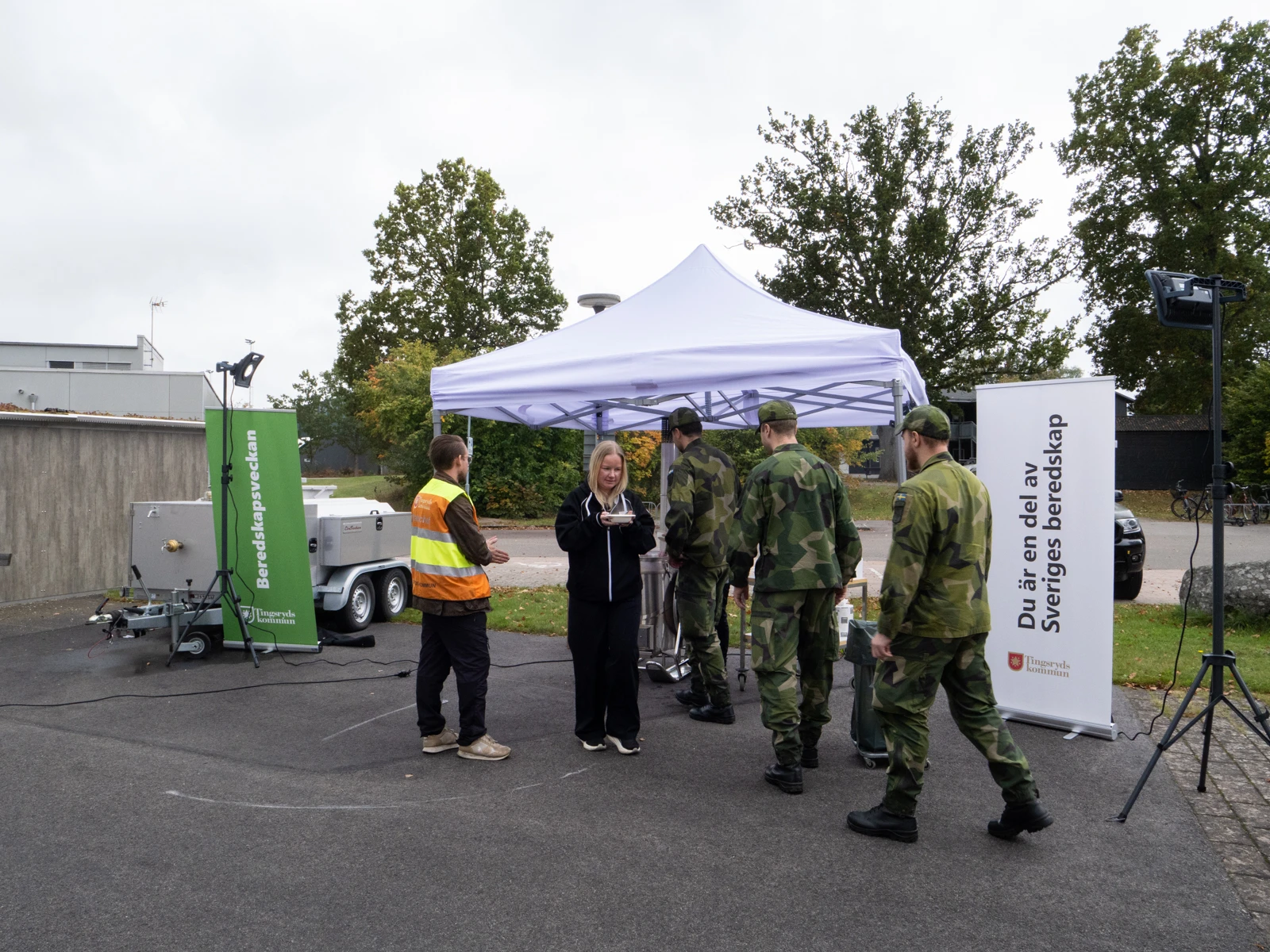militär i matkö utomhus