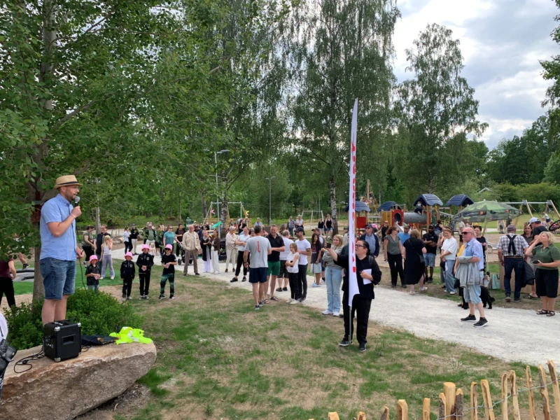 Folksamling på lekplats
