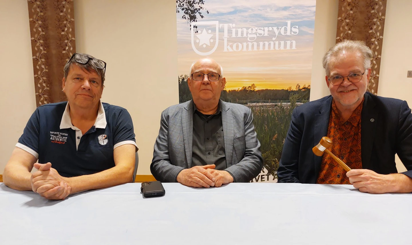 Tre personer runt ett bord